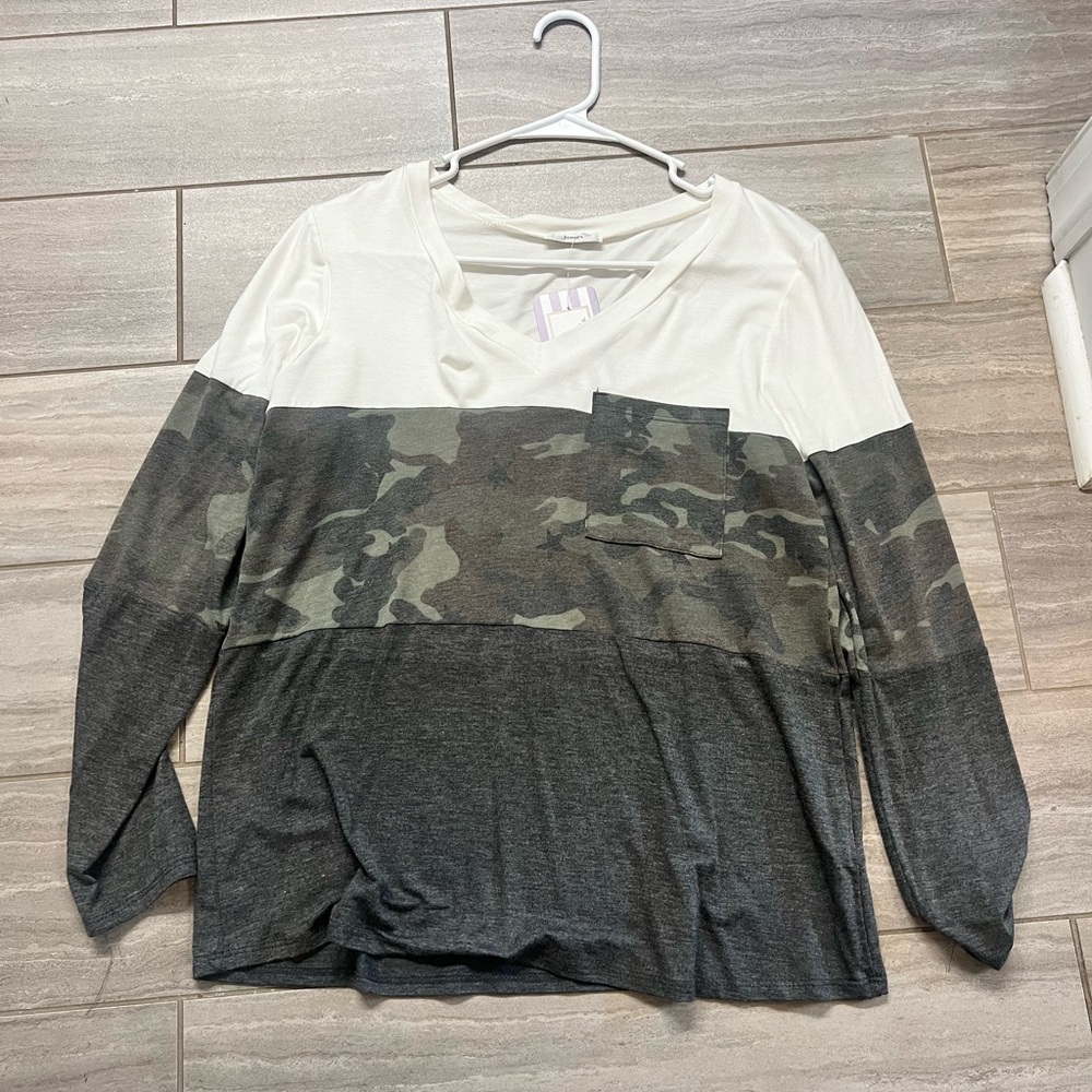Small long sleeve color block top.